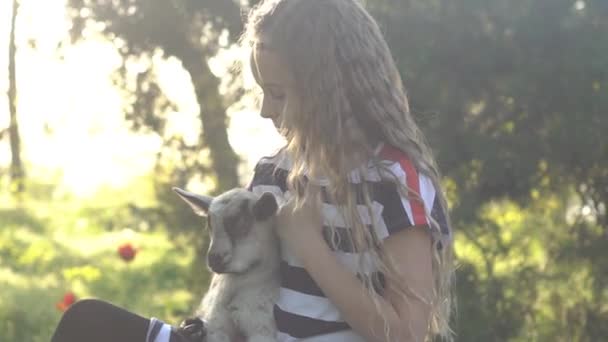 Meisje Met Een Beetje Jonge Geit — Stockvideo