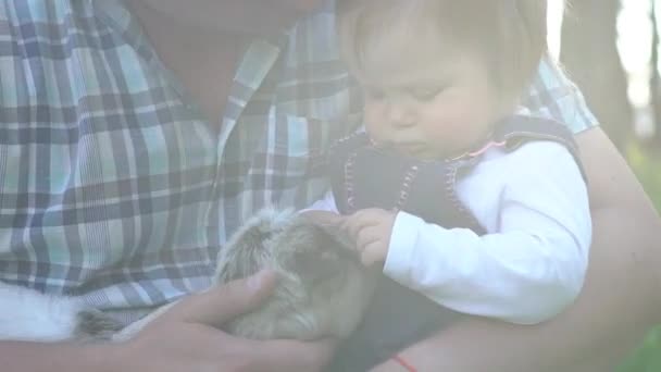 Söt Liten Flicka Med Pappa Leker Med Get Farm — Stockvideo