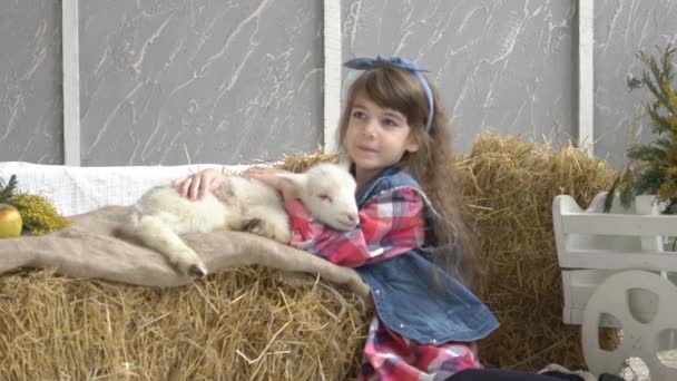 Menina Com Uma Pequena Cabra Jovem — Vídeo de Stock