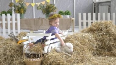 çocuk ve küçük keçi