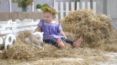 Keçi Ile tatlı küçük kız