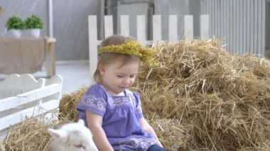 Gülümseyen seven kız küçük çocuk keçi Ile oynuyor