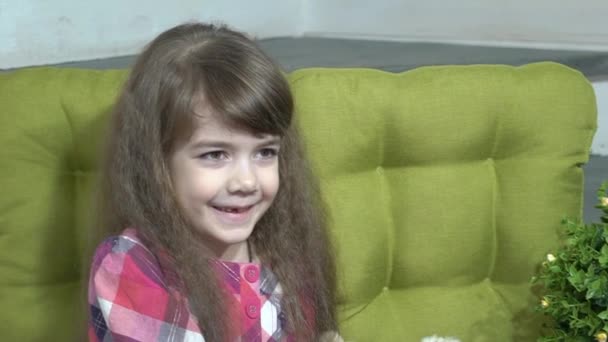 Дівчина Грає Крихітка Дитячі Кури — стокове відео