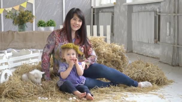 Familias Mujer Con Hija Acariciando Linda Cabra — Vídeo de stock