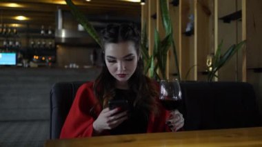 Cep telefonu kullanarak Cafe 'de 4k genç kafkas kadın