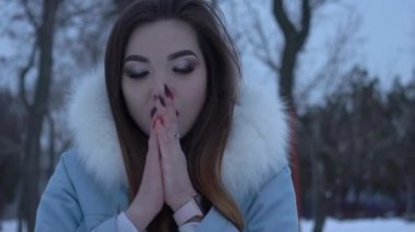 Kış parkta buz gibi güzel bir kız