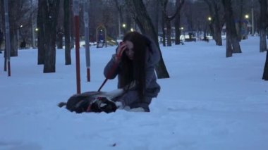 güzel genç kadın ile bir köpek bir karlı kış parkta oynarken