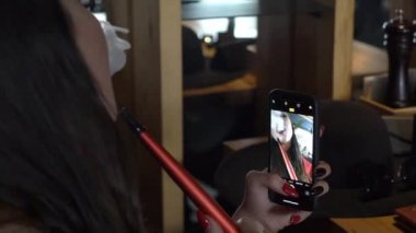 Kadın el yapmak selfie kullanarak akıllı telefon Içinde Cafe. Smarphone kapatmak
