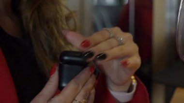 Bir kafe kadın kulaklık kullanarak bir müzik dinleme