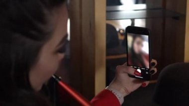 Kadın el yapmak selfie kullanarak akıllı telefon Içinde Cafe. Smarphone kapatmak
