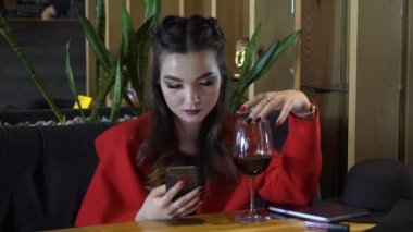 Barda Şarap İçen ve Akıllı Telefon kullanan Kadın