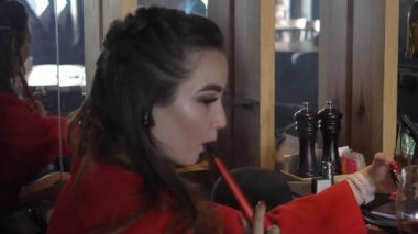 Beautifu kadın nefes alma Hookah. Kız Sigara