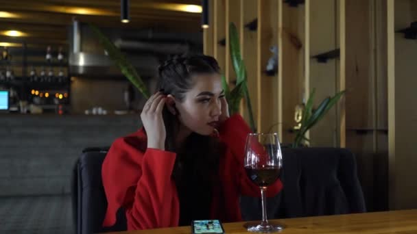 Woman Cafe Drinks Wine Prints Message Smartphone — Stock Video