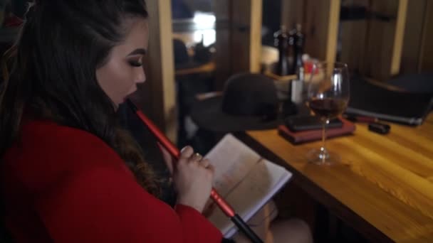 Trevlig Flicka Röker Hookah — Stockvideo