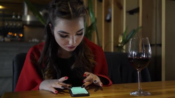 携帯電話を使ってワインを飲むカフェで4Kプリティウーマン — ストック動画