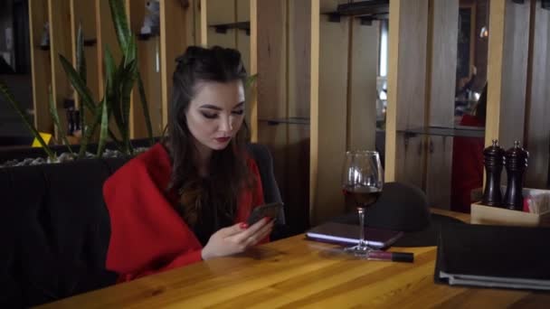 Smartphone Üzerinde Güzel Kadın Içme Kırmızı Şarap Manifatura Sms — Stok video