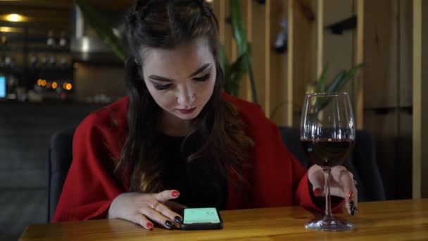 Bella Donna Utilizzando Telefono Cellulare Pur Avendo Vino — Video Stock
