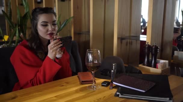 Kadın Bir Cafe Kulaklık Kullanarak Bir Müzik Dinleme — Stok video
