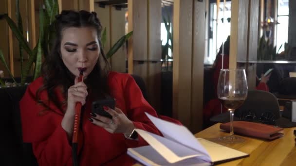 Kobieta Palenie Hookah Korzystanie Telefonu Shisha Lounge — Wideo stockowe