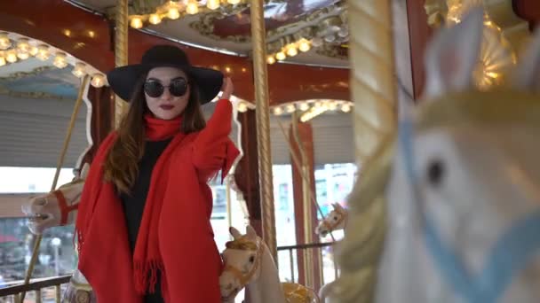 Lovaglás Rénszarvas Rose Carousel Télen Karácsony — Stock videók