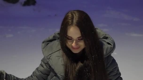Zimní Svátky Radostná Modelová Dívka Zábavou Zimním Parku — Stock video