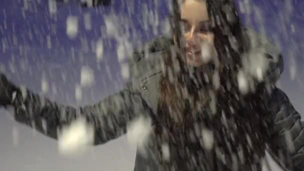 Chica Invierno Chica Invierno Soplando Nieve Adolescente Chica Tener Divertido — Vídeos de Stock