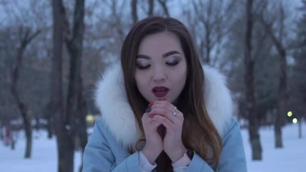 Młoda Kobieta Ocieplenie Jej Ręce Zimie — Wideo stockowe