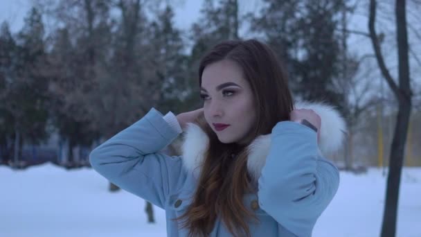 Jeune Femme Vêtements Hiver Essayant Réchauffer Mouvement Lent — Video