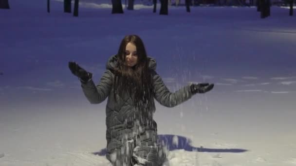 Glad Ung Kvinna Kastar Snö Vinter Skog — Stockvideo