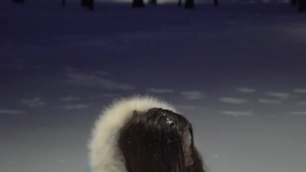 Ευτυχισμένη Γυναίκα Διασκέδαση Εξωτερικούς Χώρους Χειμώνα — Αρχείο Βίντεο