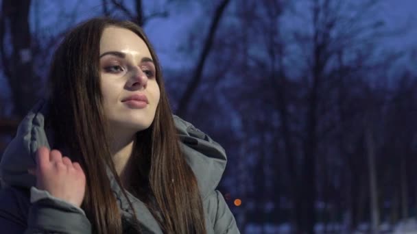 Bir Kış Gününde Güzel Genç Kadın — Stok video