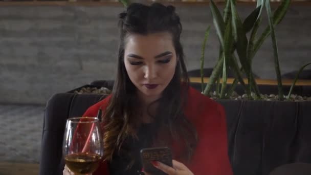 Mulher Bebendo Vinho Usando Smartphone Bar — Vídeo de Stock