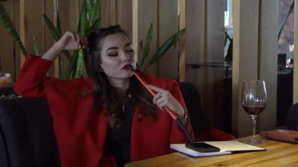 Kvinna Sitter Restaurang Lounge Smoking Shisha Eller Hookah Vid Hennes — Stockvideo