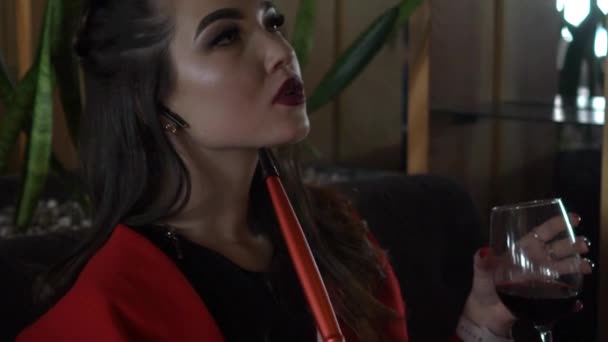 Hermosa Joven Mujer Inhalando Hookah — Vídeos de Stock