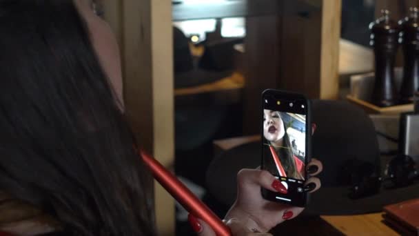 Γυναικείο Χέρι Φτιάχνοντας Selfie Χρησιμοποιώντας Smartphone Στο Cafe Έξυπνη Γραμμή — Αρχείο Βίντεο