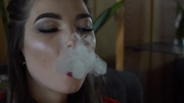 Hermosa Morena Silla Fuma Gancho — Vídeos de Stock