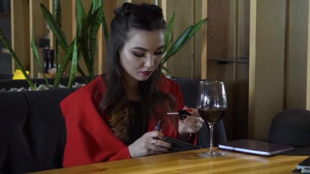 Geschäftsfrau Erfrischend Geschminkt Nach Der Mittagspause Café Mädchen Malt Lippen — Stockvideo