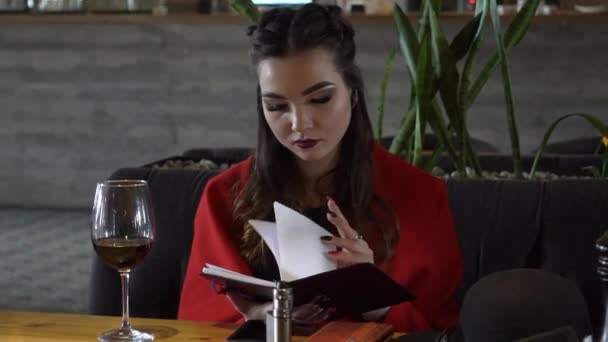 Женщина Наслаждается Отдыхом Кафе Просматривает Страницы Ноутбуков — стоковое видео