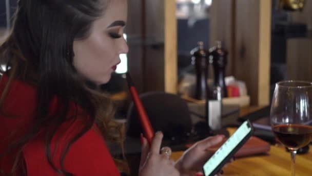 Žena Kouření Vodní Dýmky Používání Telefonu Shisha Lounge — Stock video