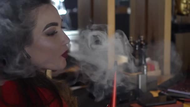 Όμορφη Νεαρή Γυναίκα Κάπνισμα Ναργιλέ — Αρχείο Βίντεο