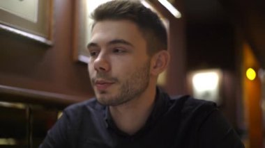 4k mutlu adam Talking ve Lauging, portre, Cafe, çok yakın Steadycam shot