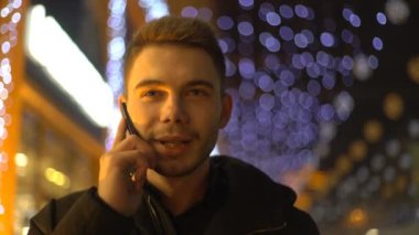 4k adam Smokes ve arama Ile onun telefon