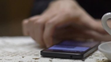 Cep Telefonuna Sms Yazdıran Bir Adamın Ellerinin Fotoğrafını Kapat