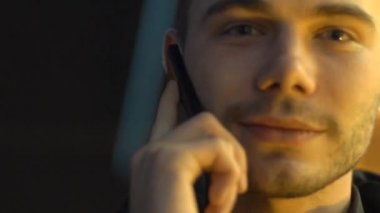 Mutlu adam konuşan üzerinde the telefon Içinde gece üzerinde sokak Içinde şehir closeup