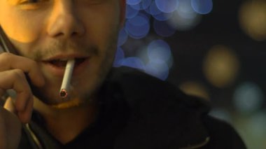 Adam sigara ve telefon ile arama