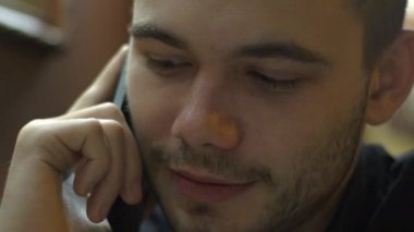 cep telefonu kafede üzerinde konuşan genç adam