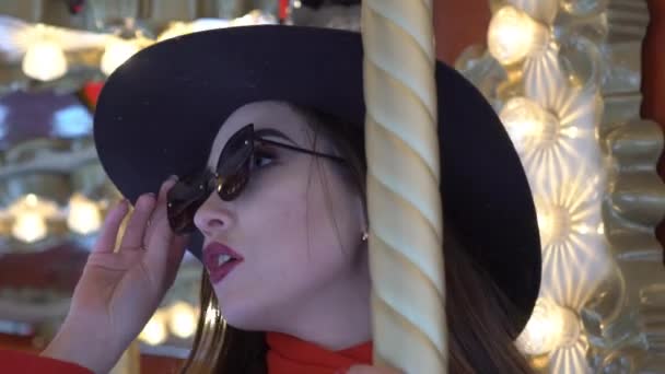 Kız Carousel Üzerinde Sürmek Bir Öpücük Göndermek — Stok video