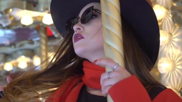 Kız Carousel Üzerinde Sürmek Bir Öpücük Göndermek — Stok video