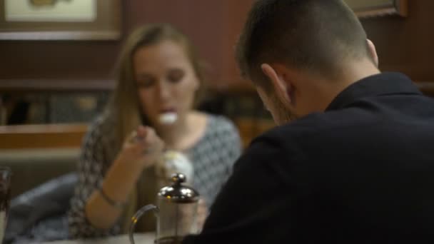 Joven Hablando Con Una Mujer Irreconocible Café — Vídeos de Stock