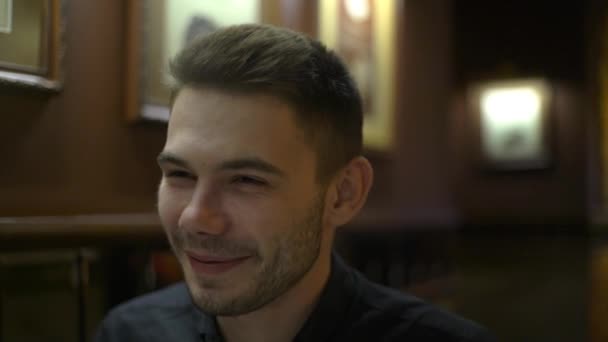 Glücklicher Mann Spricht Mit Kamera Während Café Sitzt — Stockvideo